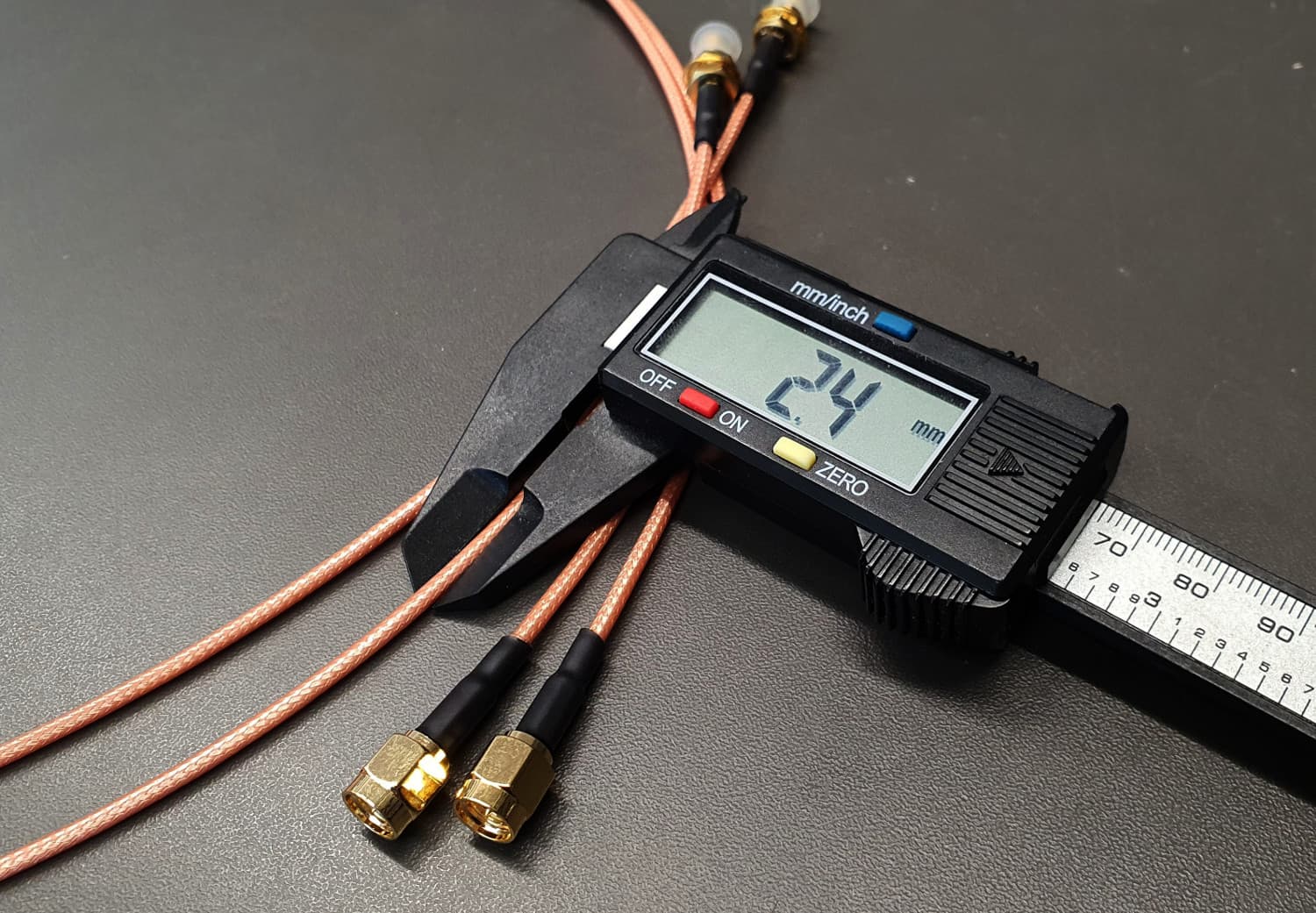 Podwójny przepust okienny 50 Ohm SMA-M/SMA-F bez wiercenia otworów - do anten LTE, WLAN, GSM, CB, KF, VHF, UHF (aż do 3GHz)