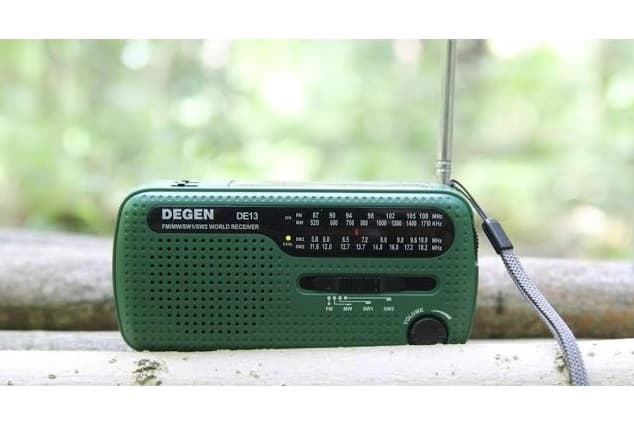 DEGEN DE13 DSP kompaktowy odbiornik globalny (przenośny) MW / SW / FM, latarka, alarm, dynamo, zasilanie solarne, polska instrukcja - radio dla preppersa, survival