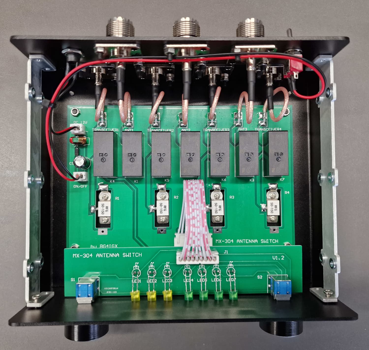 MX-304 przełącznik antenowy (jednocześnie 3 anteny, 4 radiostacje), wbudowane sztuczne obciążenia, zakres pracy DC~30MHz