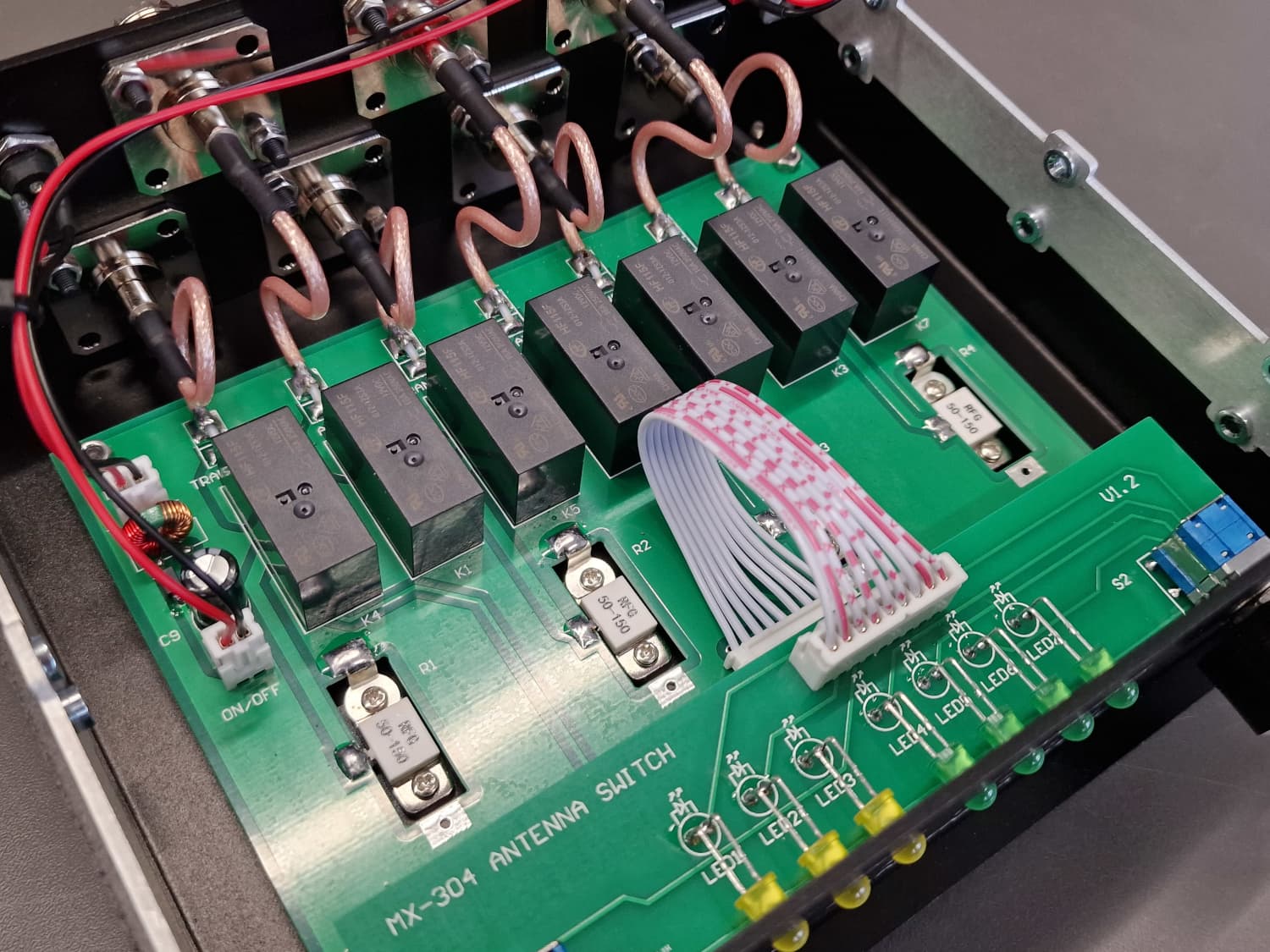 MX-304 przełącznik antenowy (jednocześnie 3 anteny, 4 radiostacje), wbudowane sztuczne obciążenia, zakres pracy DC~30MHz