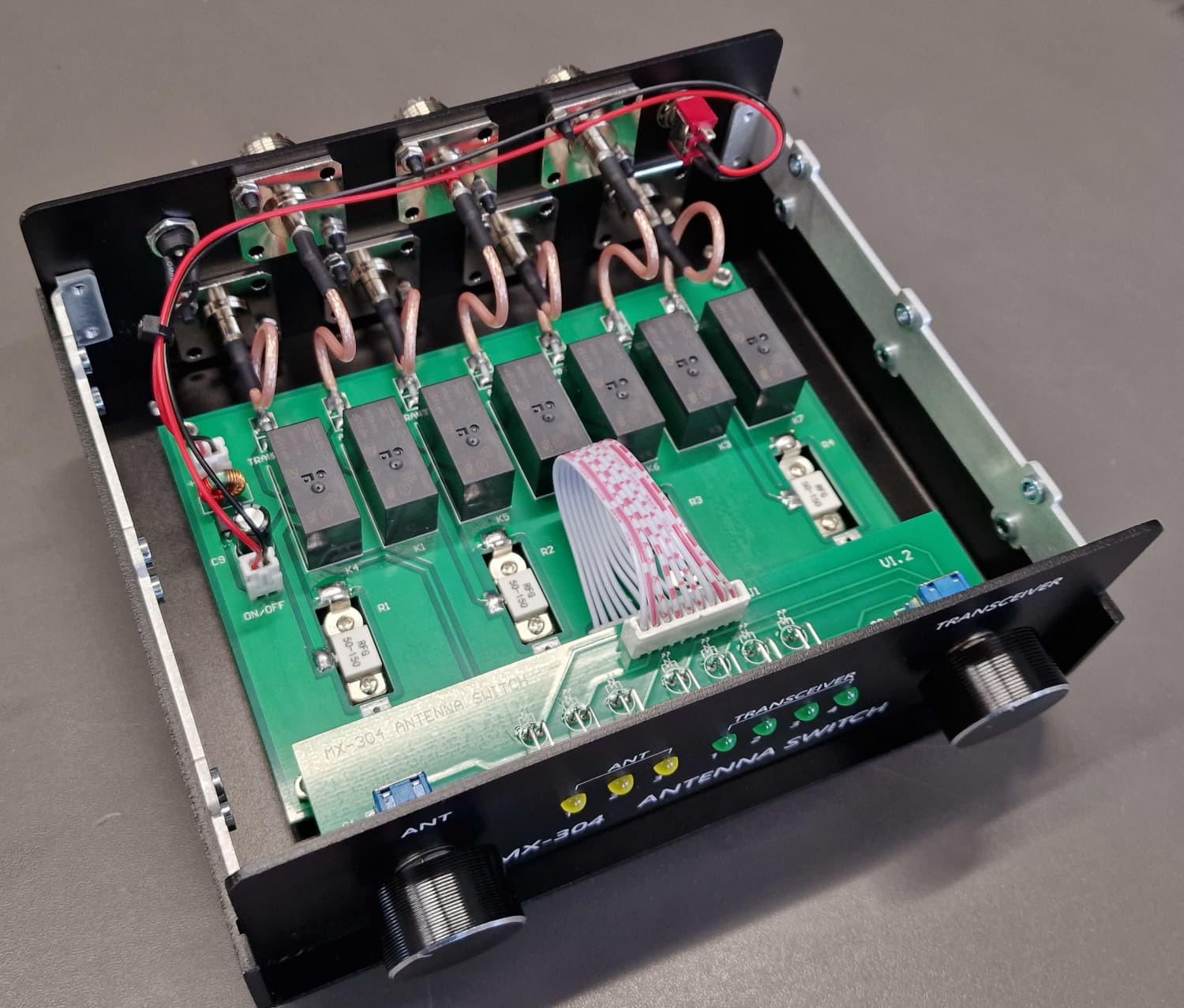 MX-304 przełącznik antenowy (jednocześnie 3 anteny, 4 radiostacje), wbudowane sztuczne obciążenia, zakres pracy DC~30MHz
