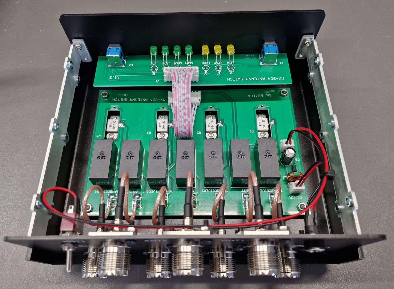MX-304 przełącznik antenowy (jednocześnie 3 anteny, 4 radiostacje), wbudowane sztuczne obciążenia, zakres pracy DC~30MHz