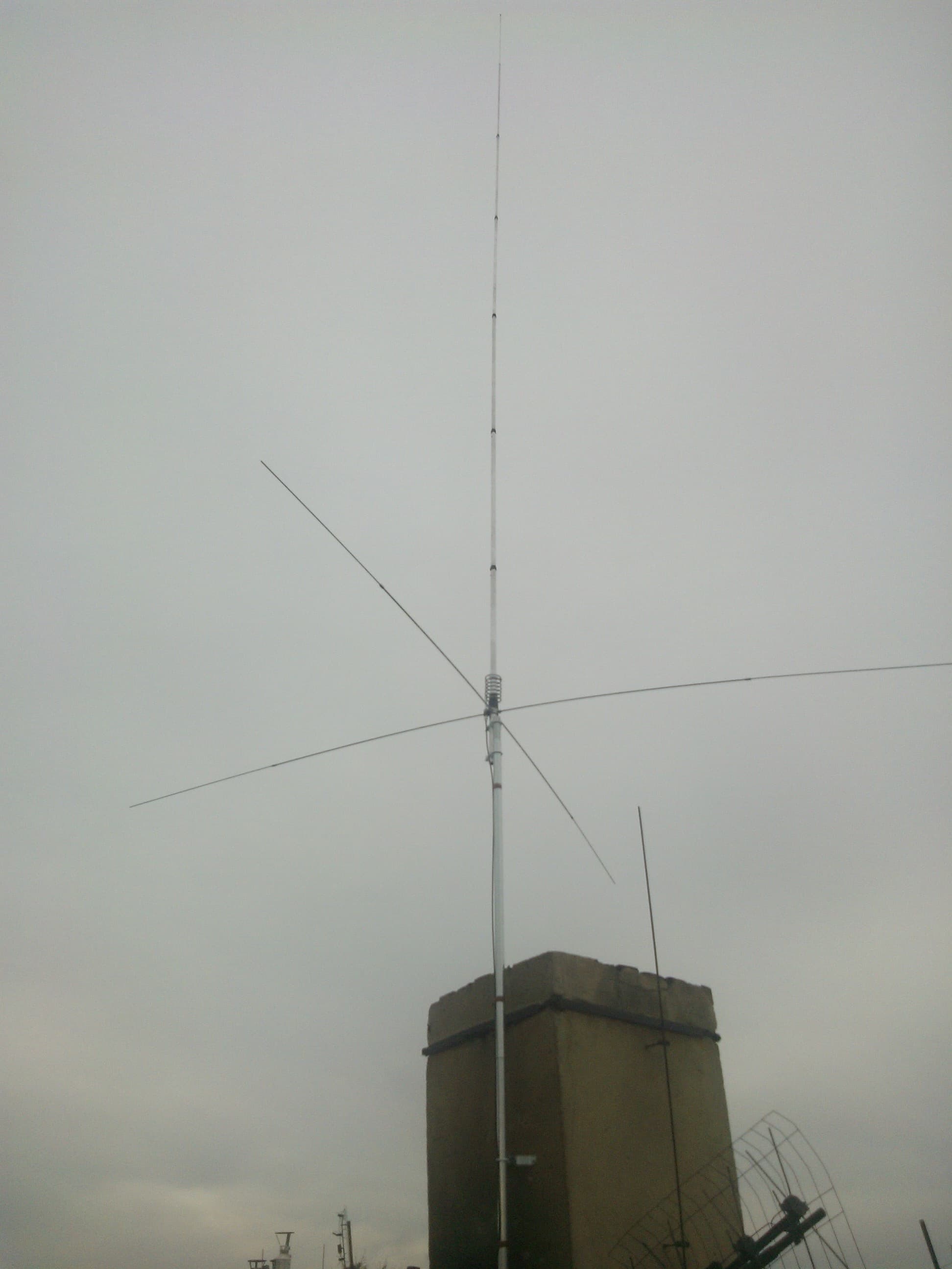 SIRIO New Tornado 27 (4 przeciwwagi) antena bazowa CB / 10m 5/8 fali (podobna do Lemm AT-92)