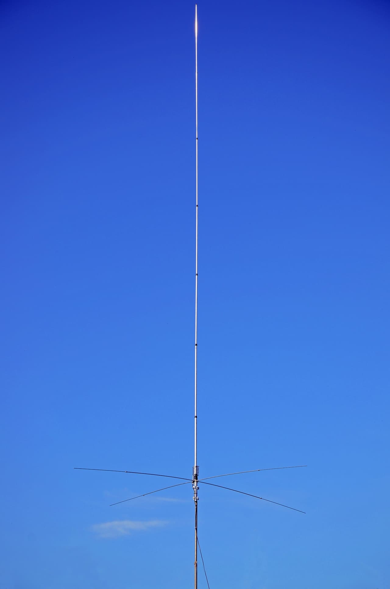SIRIO New Tornado 27 (4 przeciwwagi) antena bazowa CB / 10m 5/8 fali (podobna do Lemm AT-92)