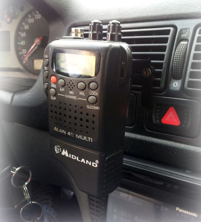 Uchwyt w kratkę wentylacyjną do radiotelefonów ręcznych, krótkofalówek, skanerów np. Alan 42, Albrecht AE 2990 AFS, Baofeng UV-5R, UV-82, Motorola T80, T82, Uniden UBC 125 XLT