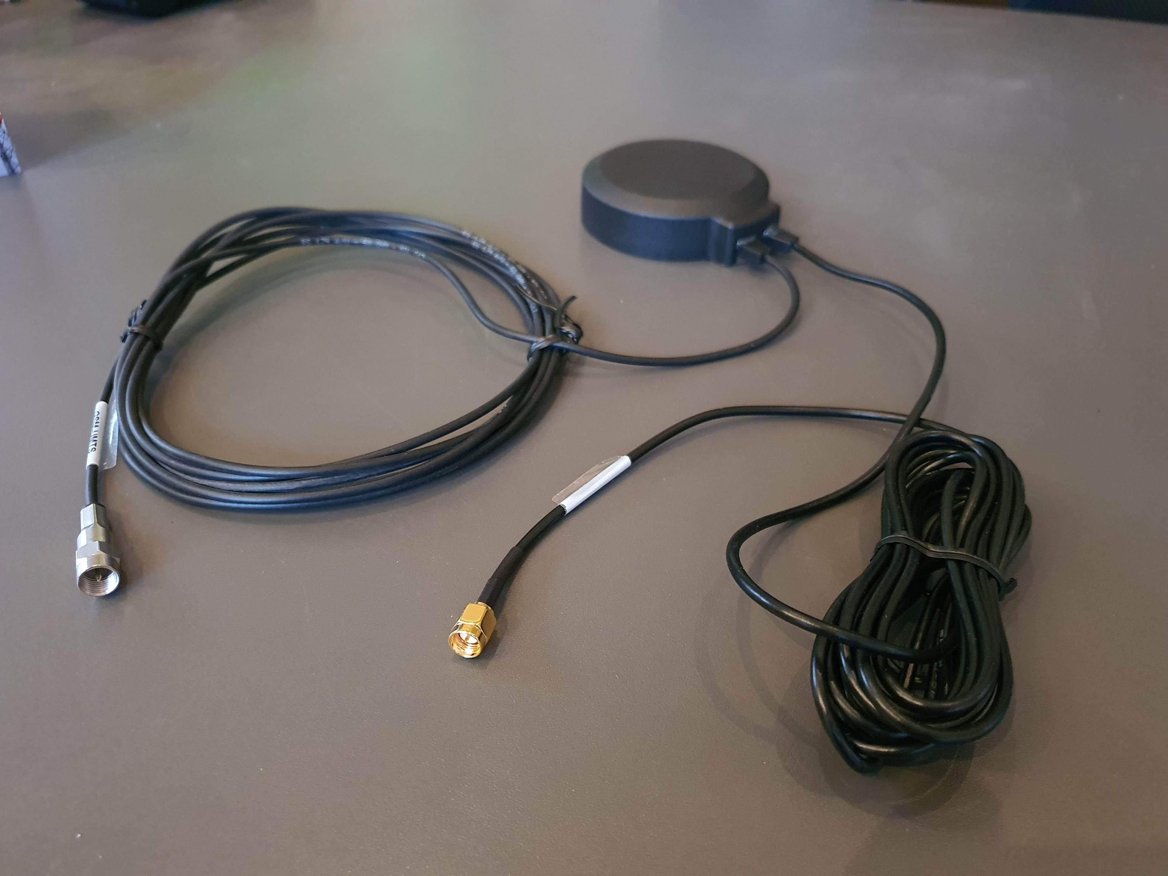 Komunica LPM-003 dyskretna antena GSM 3G GPS GNSS Galileo (montaż na magnes)