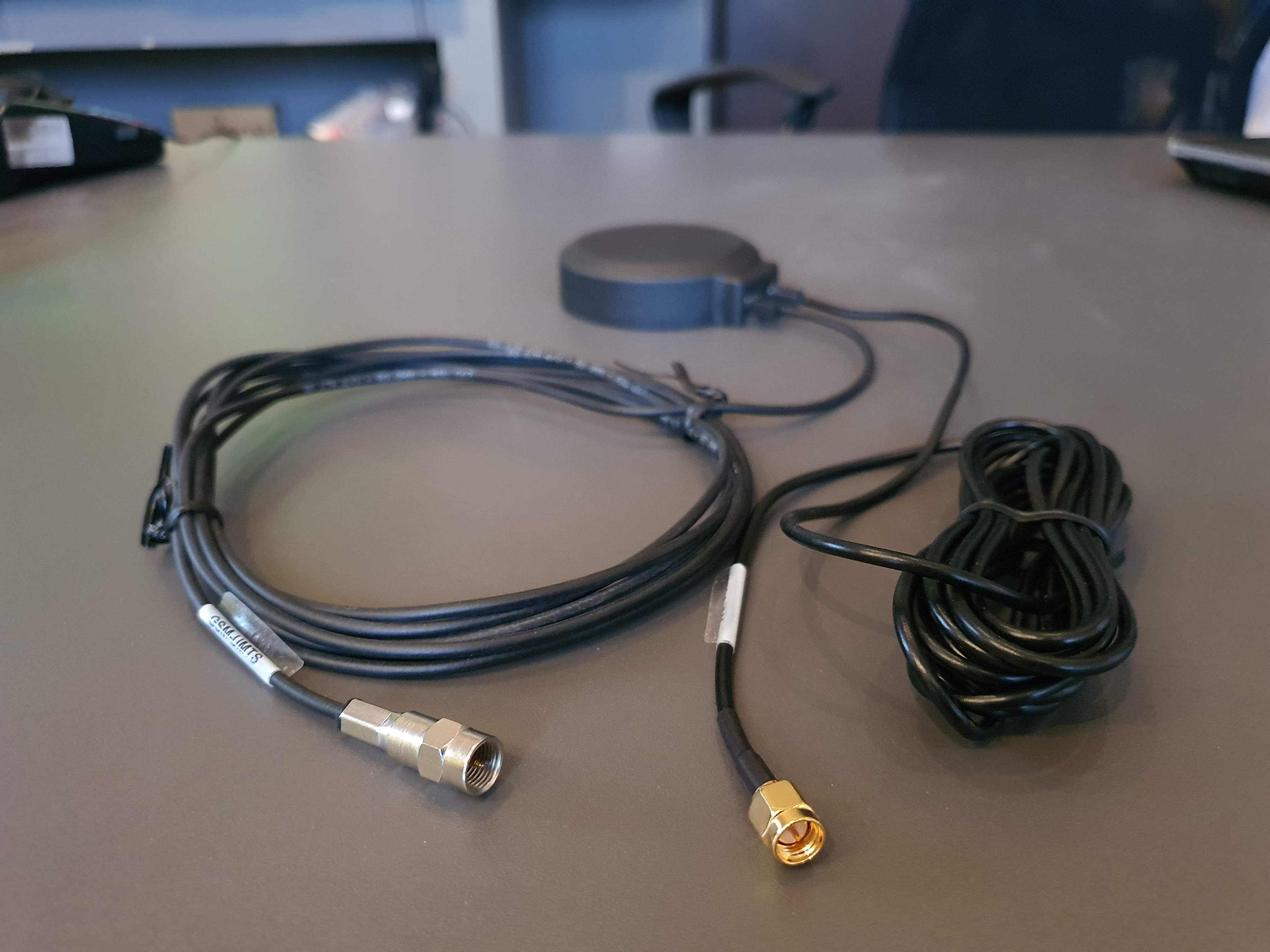 Komunica LPM-003 dyskretna antena GSM 3G GPS GNSS Galileo (montaż na magnes)