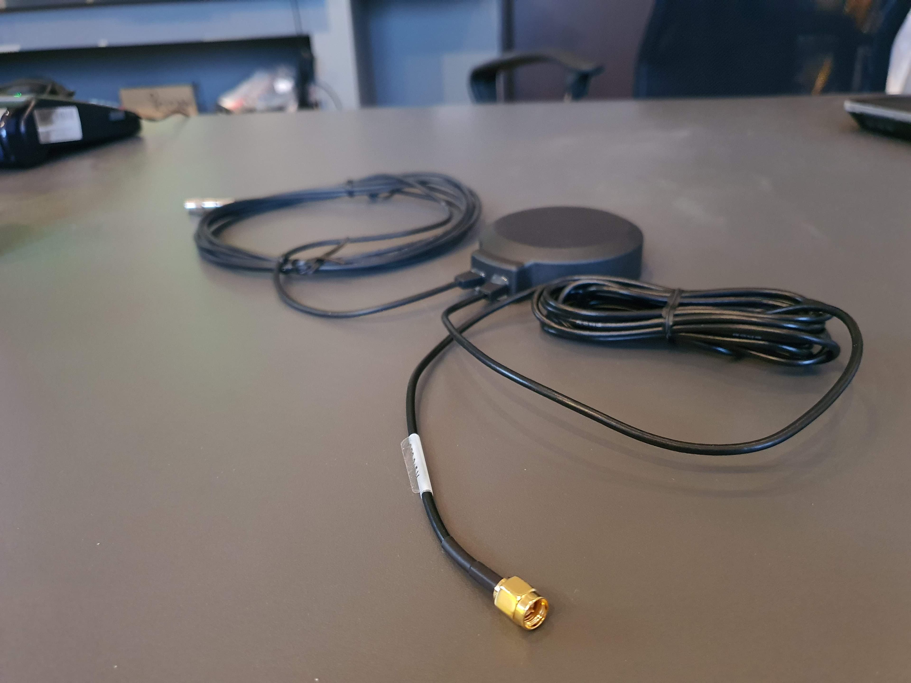 Komunica LPM-003 dyskretna antena GSM 3G GPS GNSS Galileo (montaż na magnes)