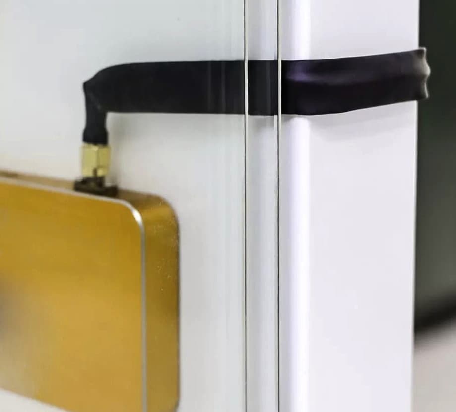 Przepust okienny 50 Ohm RP-SMA męskie/żeńskie - bez wiercenia otworów - do routerów LTE, hotspotów Helium, anten do 6GHz (Radiora Window Adapter RPSMA)