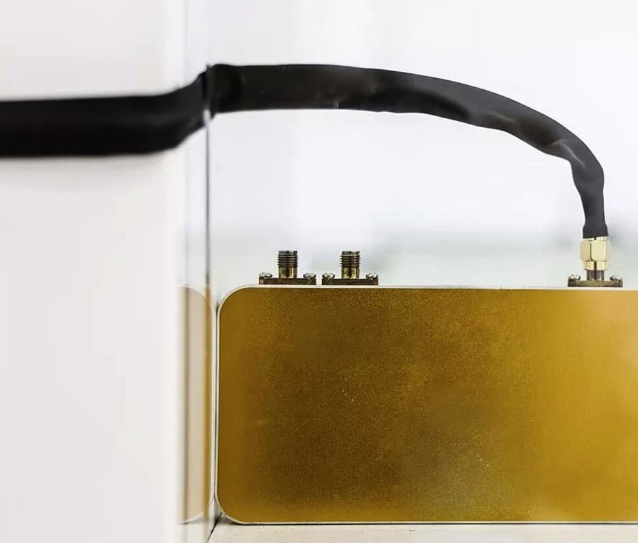 Przepust okienny 50 Ohm RP-SMA męskie/żeńskie - bez wiercenia otworów - do routerów LTE, hotspotów Helium, anten do 6GHz (Radiora Window Adapter RPSMA)