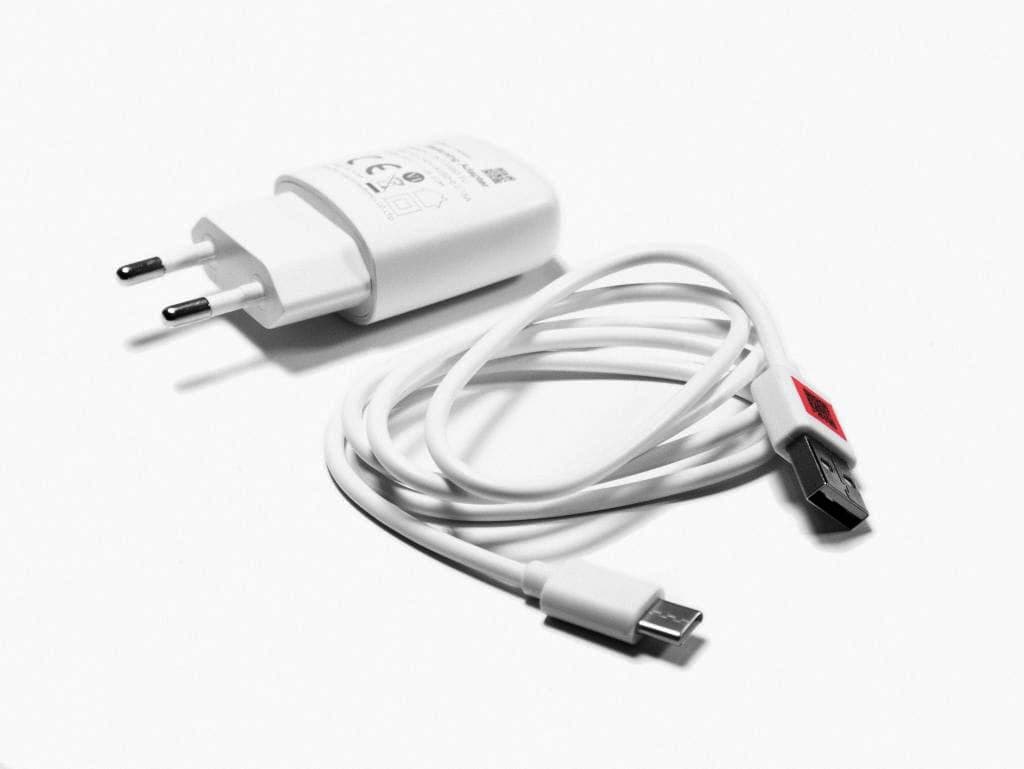 Ładowarka uniwersalna sieciowa 230V USB 5V 1A + kabel USB-C 95cm