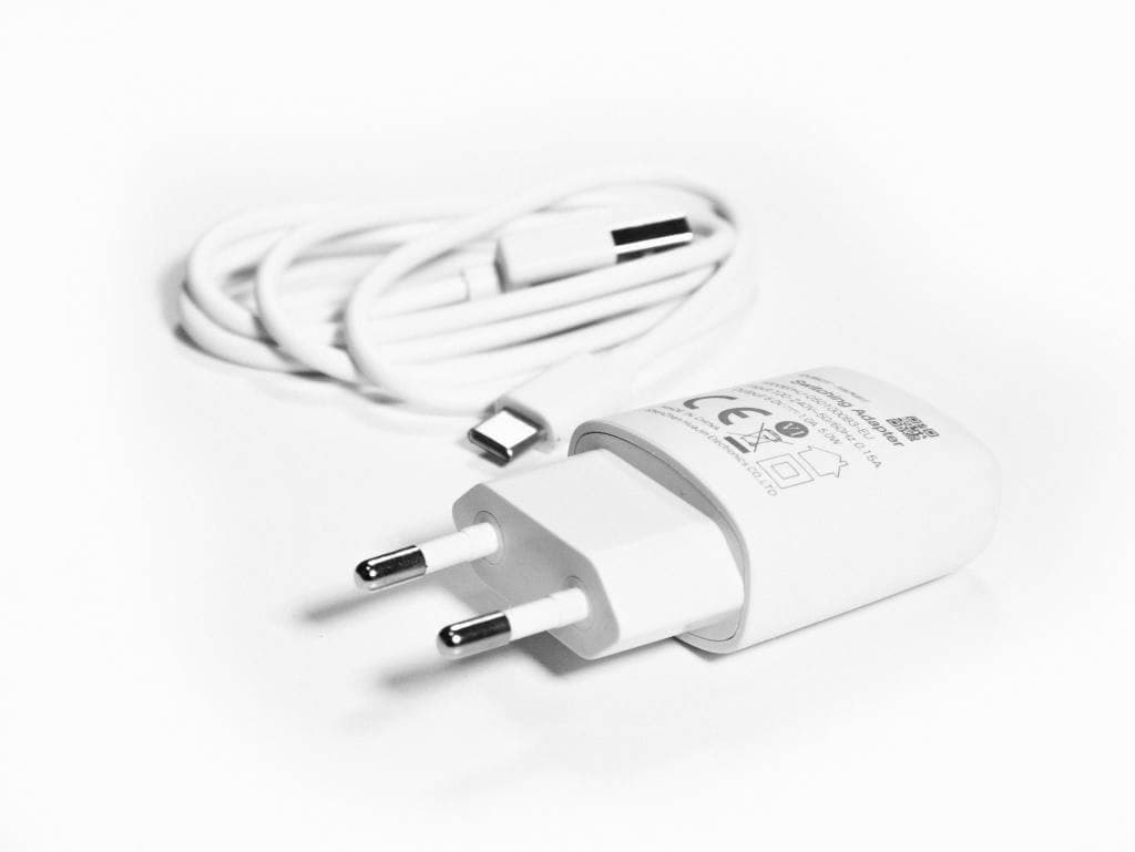 Ładowarka uniwersalna sieciowa 230V USB 5V 1A + kabel USB-C 95cm