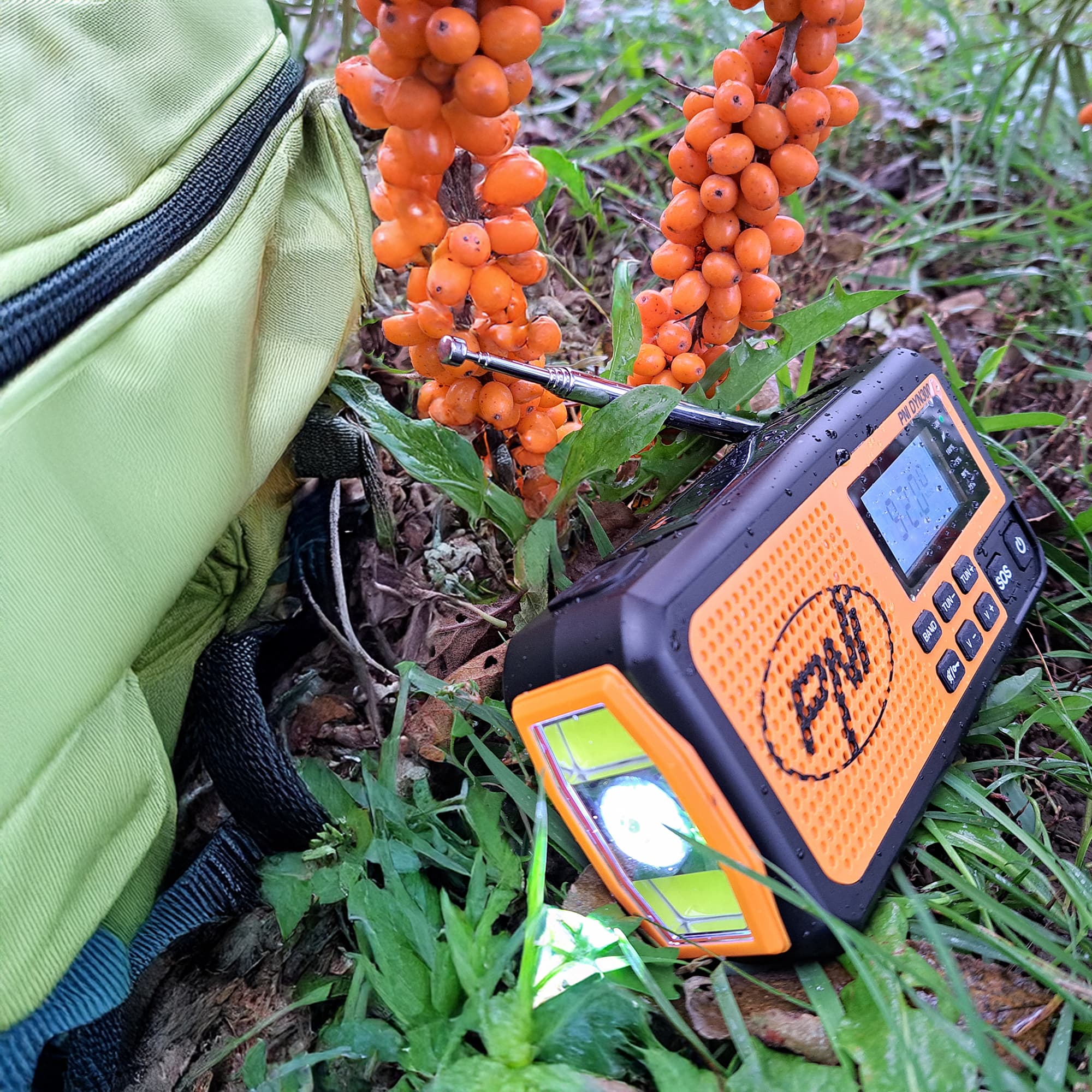 PNI DYN300 przenośne radio awaryjne AM/FM/SW, dynamo, latarka LED, powerbank 4000mAh - radio dla preppersa, survival