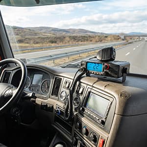 PNI Escort HP 40 CB radio AM/FM, zasilanie 12/24V, RF Gain, NRC, pomiar SWR, USB-C, montaż 1-DIN